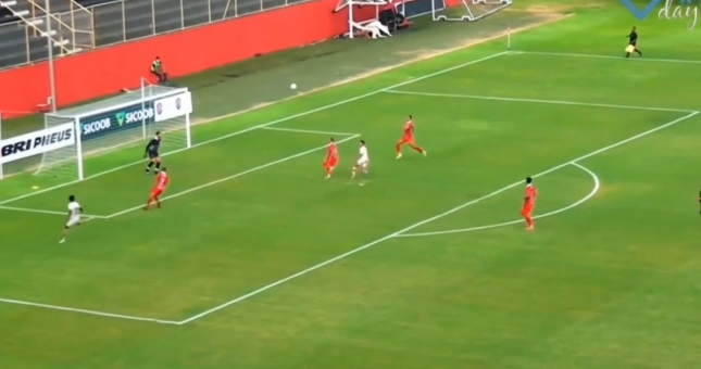 Bàn thắng 'ảo ma' chưa từng thấy trong lịch sử khiến tất cả ngỡ ngàng