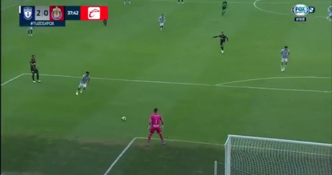 VIDEO: Thủ môn 'lag cực mạnh' biếu không cho đội bạn bàn thắng