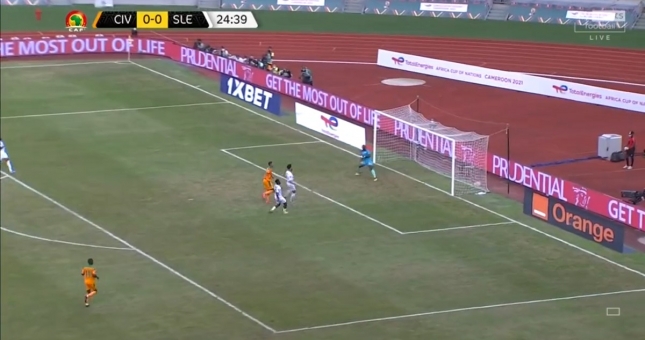 Thủ môn châu Phi 'bắt như bán độ', né bóng để đối thủ ghi bàn