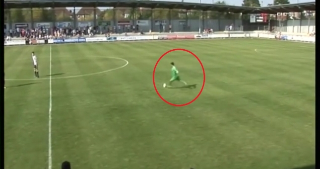 Thủ môn tạo nên siêu phẩm khó tin với cú đá phạt từ sân nhà