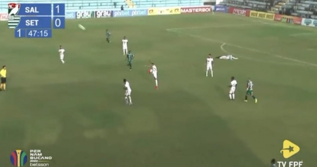 Cầu thủ vô tình tạo nên siêu phẩm 'không tưởng' từ cú vung chân vu vơ