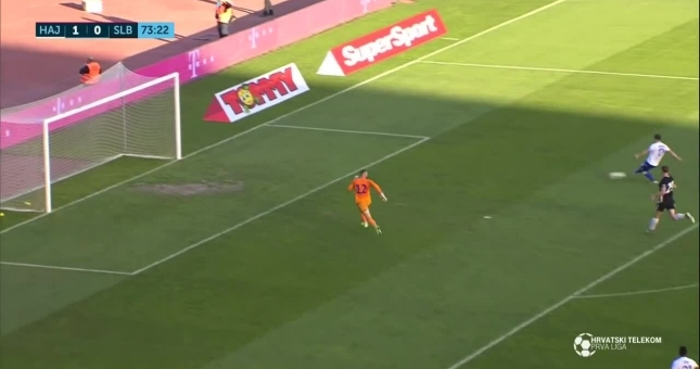 VIDEO: Bàn thắng dị nhất lịch sử, khiến cả đội bị đánh lừa