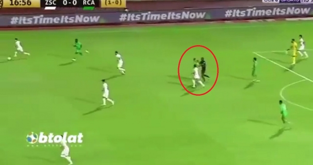 VIDEO: Cầu thủ bị trọng tài 'đấm' nằm sân vì mải đòi phạt đền