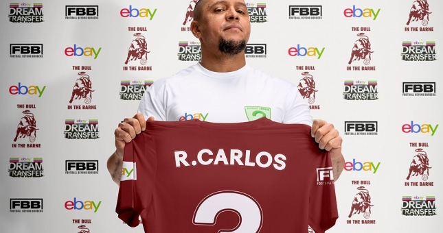 Roberto Carlos trở lại sân cỏ, ghi bàn cho đội nhà ở tuổi 48