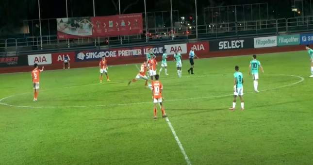 VIDEO: Siêu phẩm gây sốt Đông Nam Á được ghi từ chấm giao bóng giữa sân