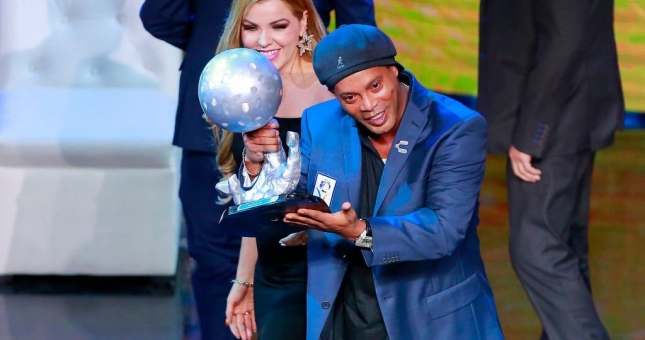 Sánh vai Pele và Maradona, Ronaldinho được vinh danh với 'giải thưởng vĩ đại'