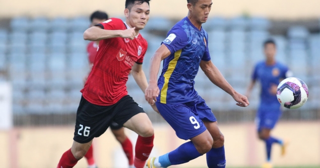 Thắng nghẹt thở Quảng Nam, Khánh Hòa lên lên ngôi đỉnh bảng