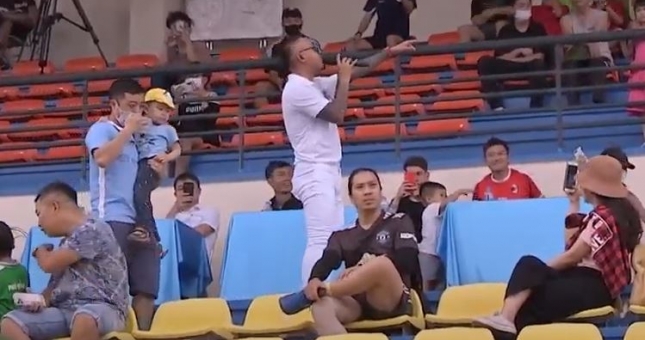 VIDEO: Tuấn Hưng làm nóng trận đấu giải HNQG, 'chỉnh đốn' khán giả không chú tâm