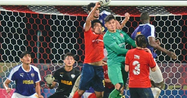 VIDEO: Cầu thủ Malaysia qua mặt trọng tài, tái hiện 'bàn tay của chúa' của Maradona