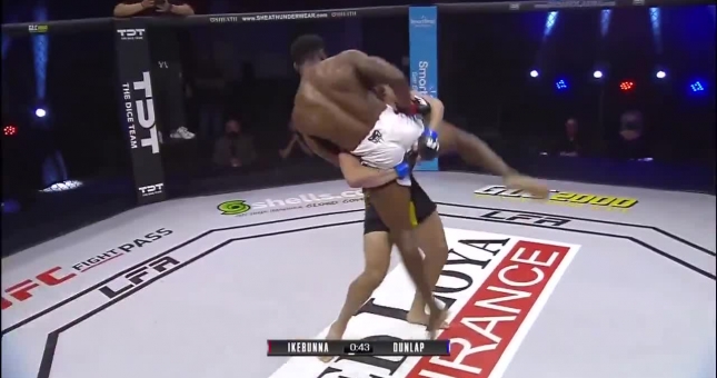 Võ sĩ nhấc bổng đối thủ, được đề cử 'pha knock-out của năm'