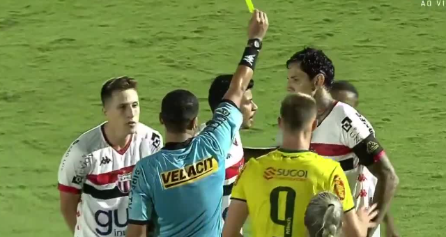 VIDEO: Trọng tài phạm lỗi rồi rút thẻ phạt cầu thủ