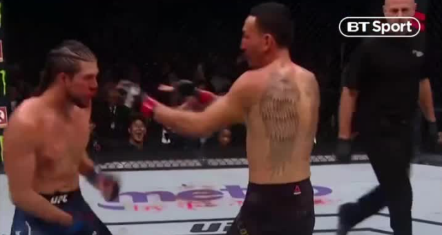 VIDEO: Đang đánh dở trận, võ sĩ dừng lại dạy đối thủ đấm cho đúng