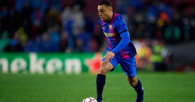 Nhận đòn đau vụ De Jong, MU mua luôn 'cơn lốc đường biên' của Barca