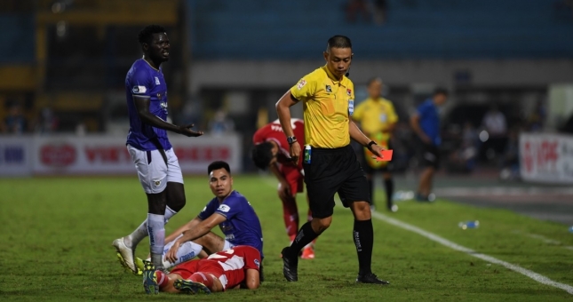 Cựu Còi vàng: 'Nếu lạm dụng rút thẻ như vậy thì các đội hết người để đá!'