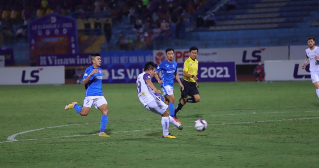 Quang Hải 'thông nòng', Hà Nội khiến Quảng Ninh vỡ trận