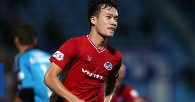 Tuyển thủ U22 Việt Nam ghi siêu phẩm sút phạt ở cự ly khó tin