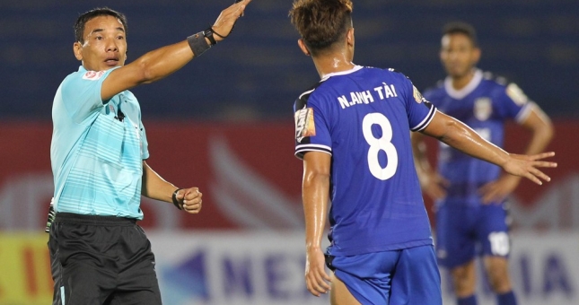 Không thổi 11m cho Nam Định, trọng tài bị treo còi