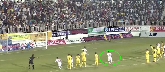 Cựu còi vàng: 'Công Phượng đá 11m sai luật, nhưng khó để cho đá lại'