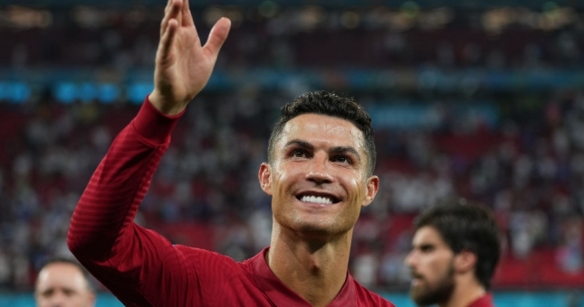 Huyền thoại châu Á nói gì khi bị Ronaldo bắt kịp kỷ lục thế giới?