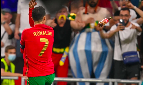 Ronaldo bị sỉ nhục, ném thẳng chai nước ngọt vào mặt trong ngày hoá 'siêu nhân'