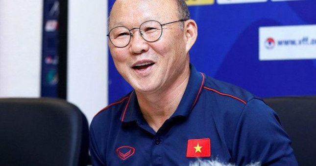 HLV Park liên tục 'bật cười thành tiếng' khi được AFC hỏi khéo về cơ hội dự World Cup