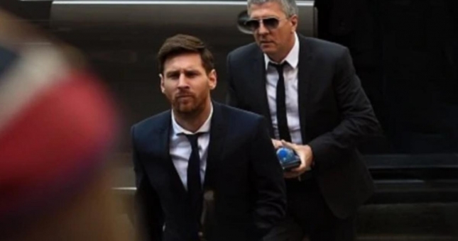 Một đời đứng sau Messi