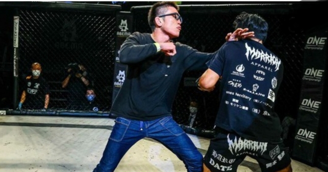 Hạ knock-out đối thủ, võ sĩ MMA khiêu khích BLV và bị đánh tại sàn đấu