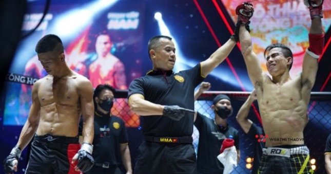 Phạm Văn Nam thắng nghẹt thở trước Bùi Trường Sinh tại Cúp MMA Việt Nam 2021