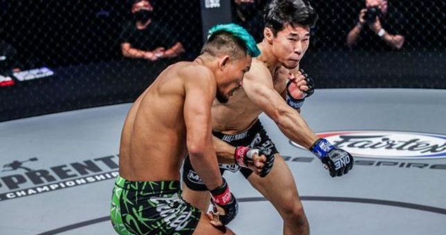 Tung cú đấm thép, võ sĩ MMA Hàn Quốc hạ gục cao thủ Muay Thái trong 18 giây