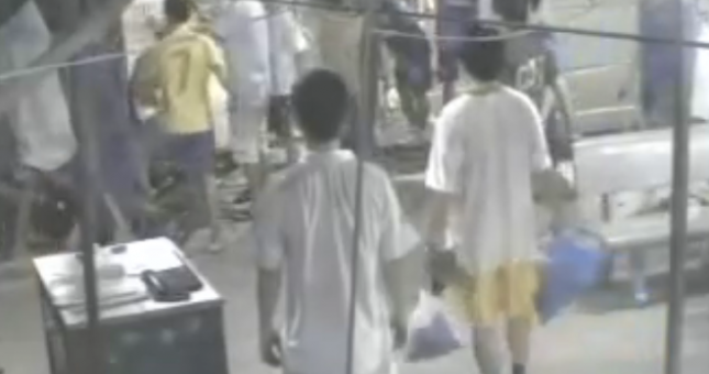 Video: Bị đánh hội đồng vì trộm xe ở sân bóng