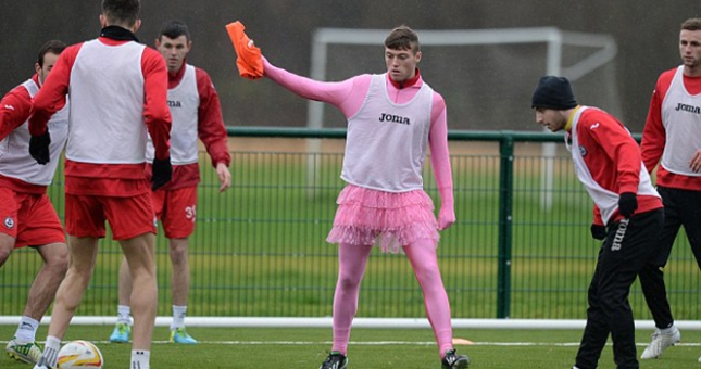 Cầu thủ bị phạt mặc váy trong một buổi tập