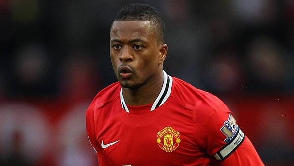 Video bóng đá: Bắt chước Maradona, Evra định ghi bàn kiểu 'Bàn tay của Chúa'