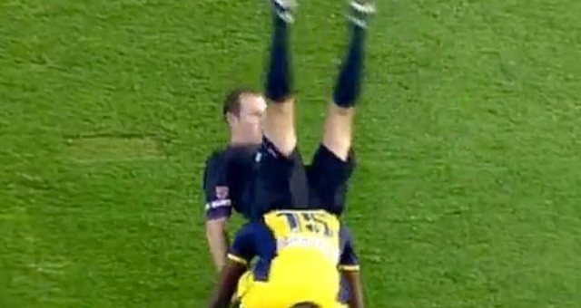 Video hài hước: Trọng tài ngã chổng vó vì va vào cầu thủ