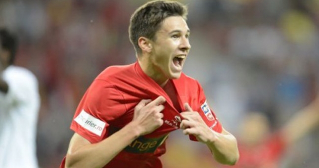 Man United đàm phán với sao trẻ Romania