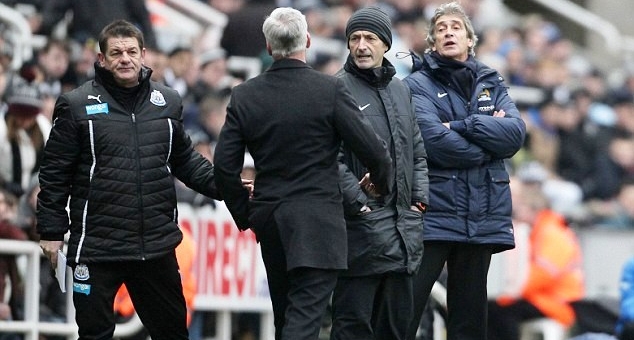 HLV Newcastle: Hết doạ tát Mourinho lại chửi Pellegrini