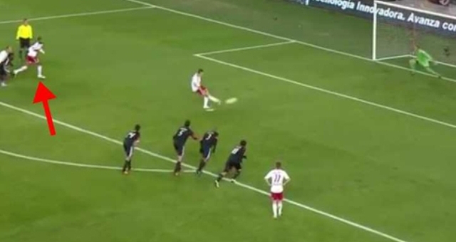 Video bóng đá: 5 tình huống phá đám đồng đội hài hước nhất