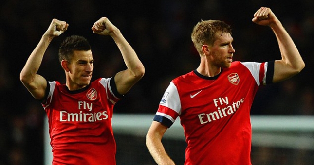 Cặp trung vệ Koscielny và Mertesacker đi vào lịch sử Arsenal