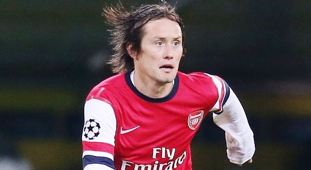 Rosicky và các cầu thủ từng đeo mặt nạ thi đấu