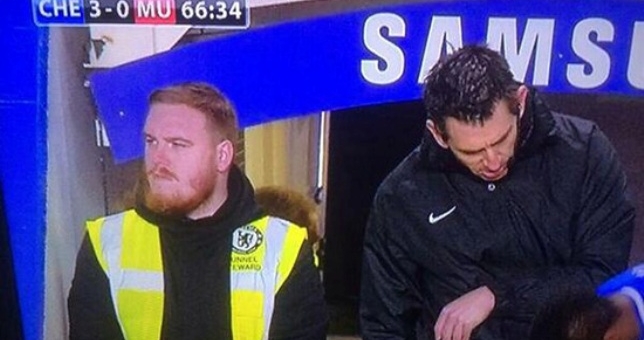 Phát hiện người giống hệt Rooney trong trận Chelsea thắng MU