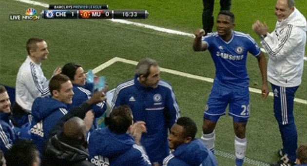 Vì sao Eto'o chỉ vào mặt Demba Ba khi ăn mừng bàn thắng?