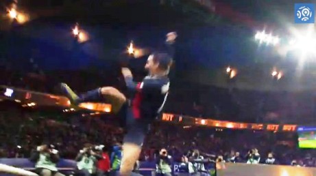 Ibrahimovic thi triển võ thuật khi ăn mừng