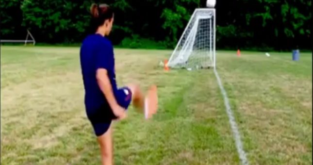 Video bóng đá: Nữ cầu thủ sút bóng hình quả chuối đẹp mắt