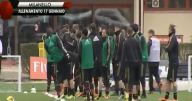 Video hài hước: Siêu quậy đấm đá Balotelli giở võ bắt nạt đồng đội