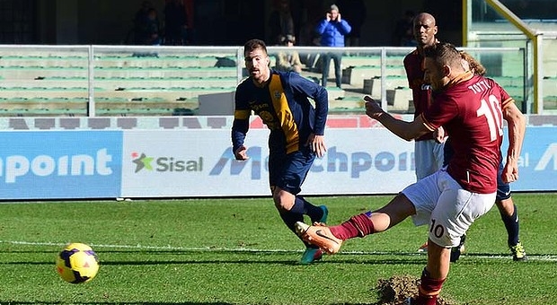 Totti ghi bàn, Roma thu hẹp khoảng cách với Juve
