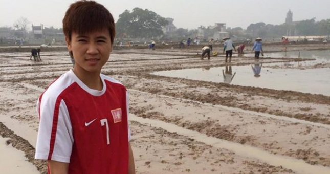 Nghỉ Tết, tuyển thủ nữ ra đồng cấy lúa