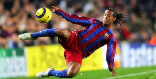 Video bóng đá: Những pha bóng ấn tượng của Ronaldinho năm 2013