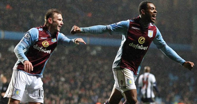 Benteke, Adam Johnson tỏa sáng; Aston Villa, Sunderland chiến thắng