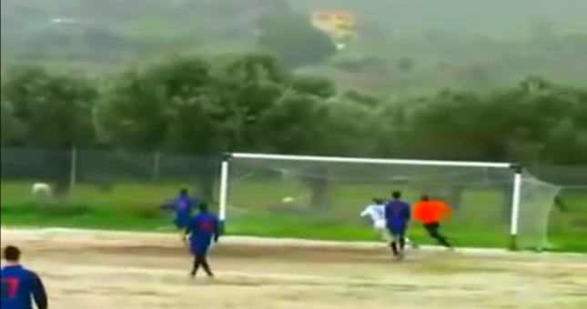 Video bóng đá: Pha bỏ lỡ đen đủi nhất thế giới