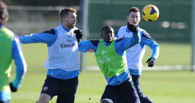 Ẩu đả ở Arsenal: Mertesacker bị đấm tím mắt