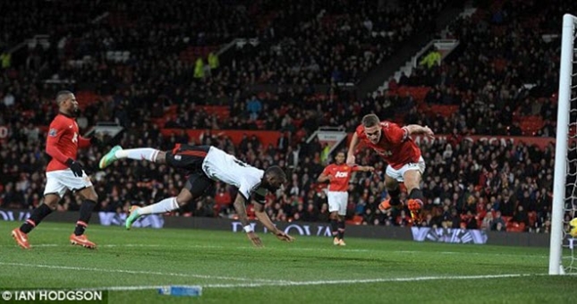 Man Utd 2-2 Fulham: Phút bù giờ oan nghiệt!